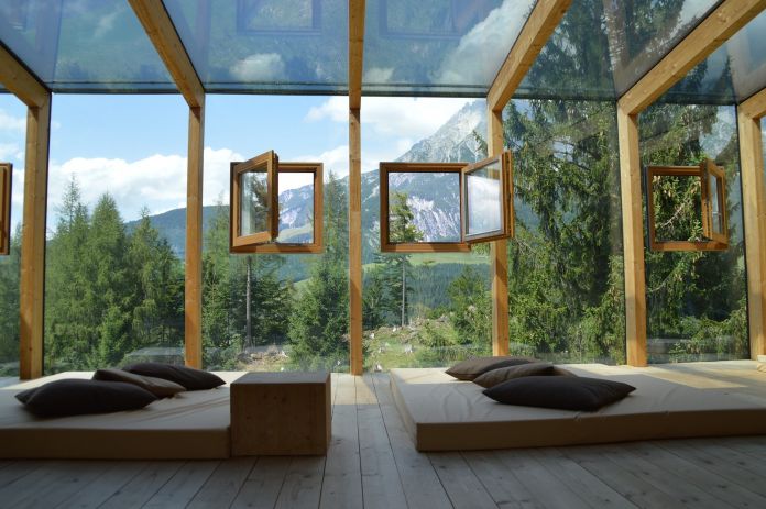 modern-room-decor-using-glass-shelves