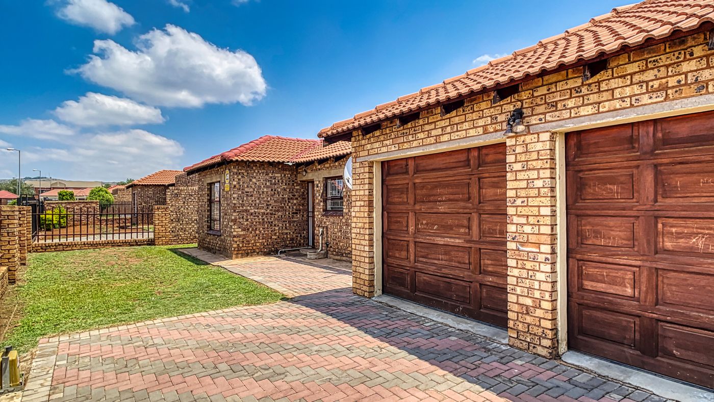 The Benefits of Insulated Garage Doors in Toronto featured image